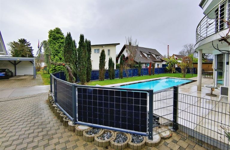 Next2Sun Solarzaun als Einfriedung am Poolbereich