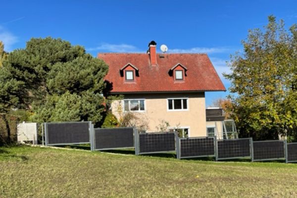 Next2Sun Solarzaun im Garten eines Einfamilienhauses