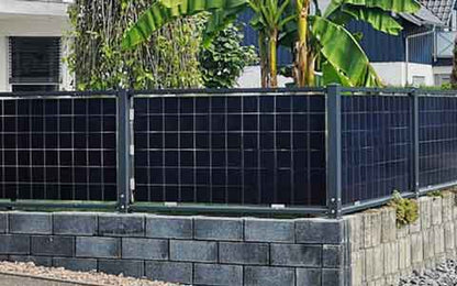 Next2Sun Premium Solarzaun auf Mauer montiert