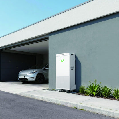 Dyness PowerBrick Plus an der Außenwand neben dem Carport