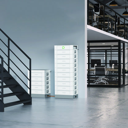 Dyness Stack100 Speicher in einer Gewerbehalle