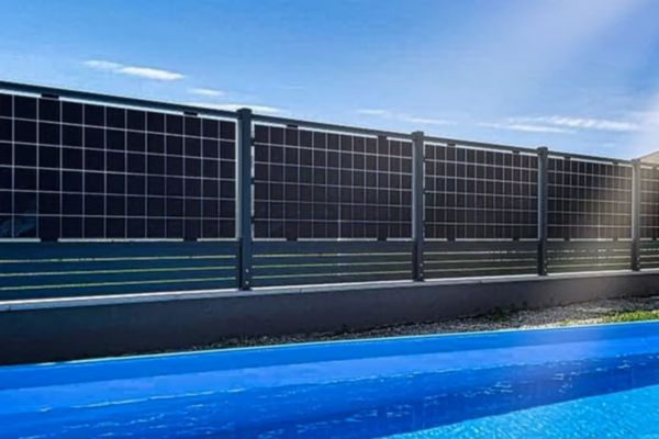 Next2Sun Premium Solarzaun als Grundstückseinfriedung